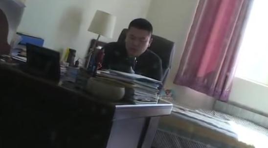 DƬ